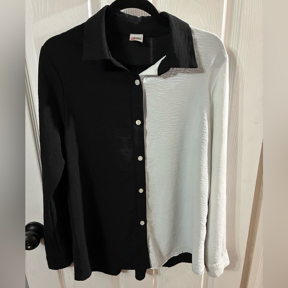 Tops - Women’s Large Black and White Button Up Blouse